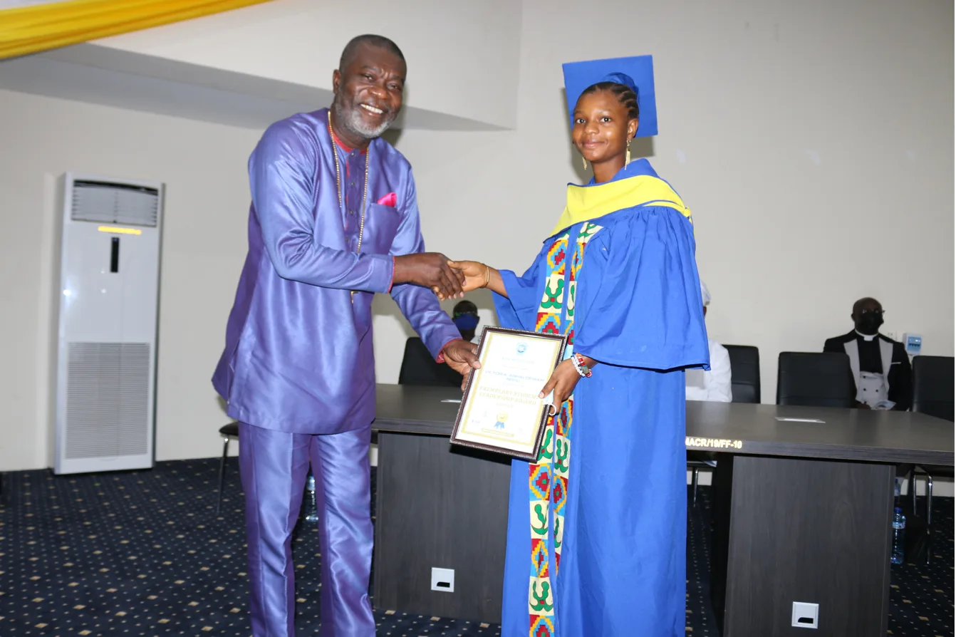 Miss Victoria Sipiu receiving her award